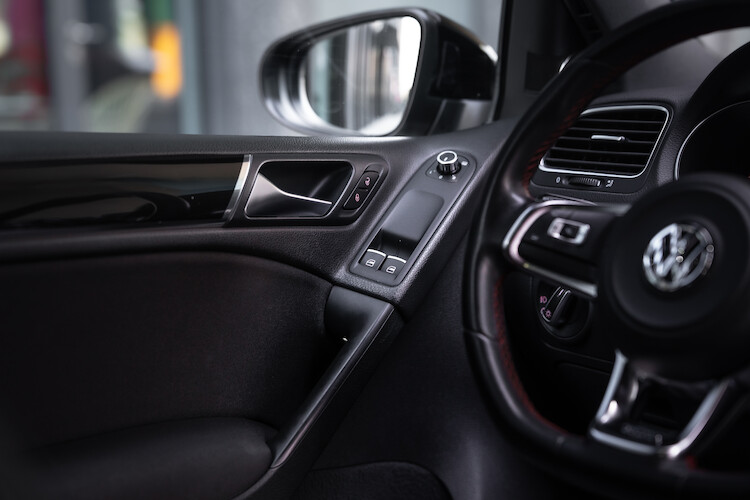 Volkswagen Golf VI – bogate wyposażenie standardowe i wysoki poziom bezpieczeństwa